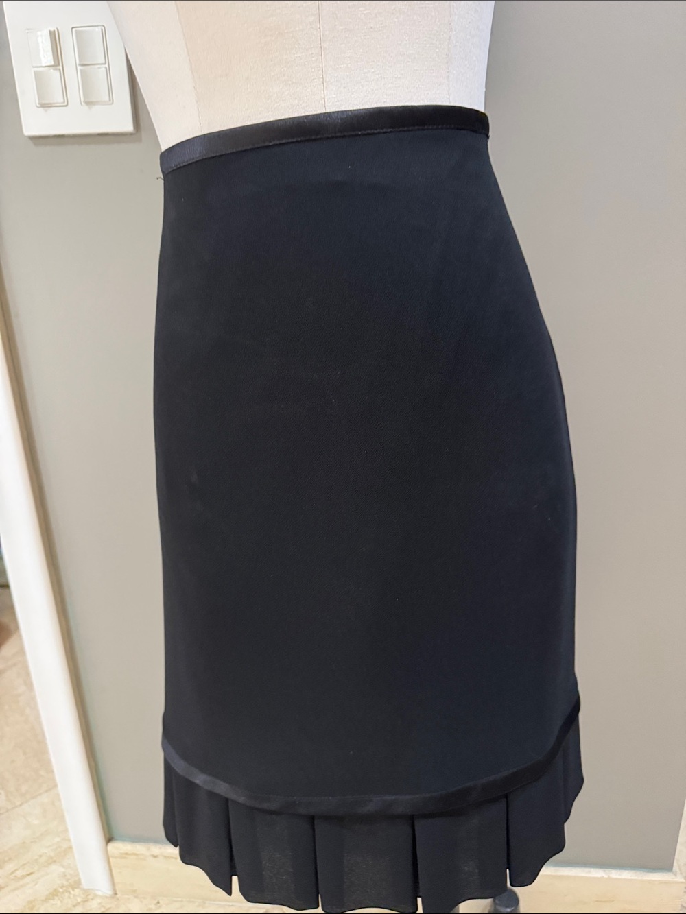 Classic Black Pleated-Hem Pencil Skirt w/Pleated Hem